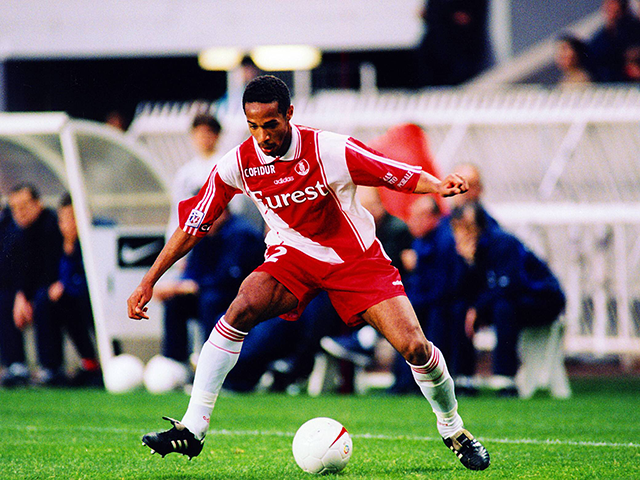Thierry Henry debuteert twee weken na zijn zeventiende verjaardag in het shirt van AS Monaco, dat op dat moment onder leiding staat van Arsène Wenger. De vliegensvlugge aanvaller speelde ruim honderd wedstrijden namens de club uit de mondaine badplaats. Henry pakt in het seizoen 1996/97 de landstitel met de Franse topclub.