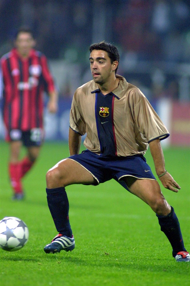 Xavi, hier te zien tijdens het seizoen 2001/02 in een Champions League-duel met Bayer Leverkusen, debuteerde in 1998 onder Louis van Gaal.