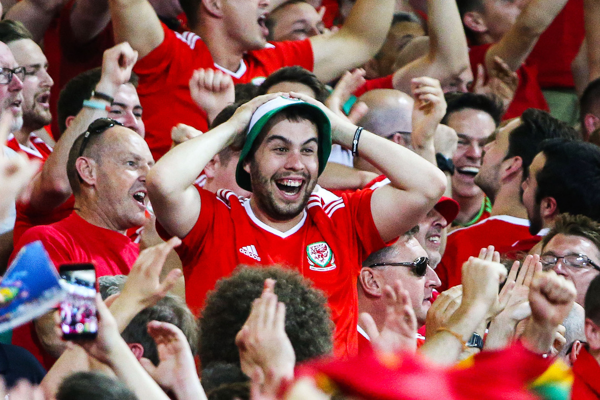 De Welshe fans gaan compleet uit hun plaat na een doelpunt van Wales. De spelers hebben geschiedenis geschreven.