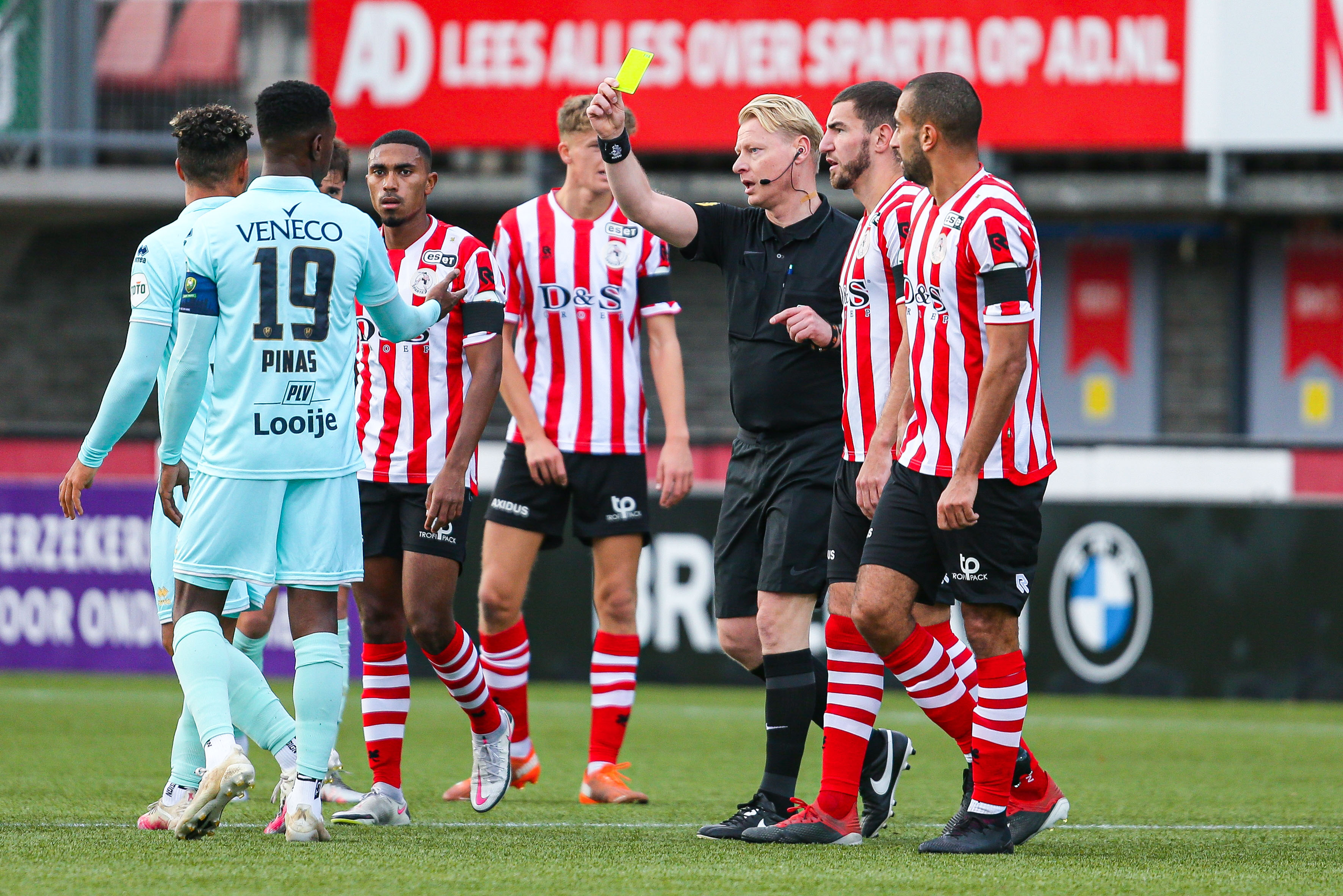 Een scheidsrechter in de Eredivisie, zoals hier Kevin Blom tijdens Sparta Rotterdam-ADO Den Haag, ontvangt momenteel een hogere vergoeding dan zijn Belgische collega.