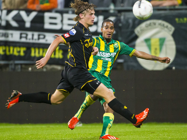 Henkie Dijkhuizen is geboren in Den Haag en draagt met zijn eerste doelpunt in het betaald voetbal bij aan de nederlaag van ADO. Roda JC Kerkrade wint in de Hofstad met 4-0. Dijkhuizen beseft naderhand dat hij enkele vrienden een vervelende avond heeft bezorgd.