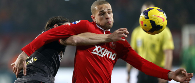 Symbolisch voor het duel van vanavond: Luc Castaignos houdt Bart Vriends van zich af. FC Twente deed dat met Go Ahead Eagles.