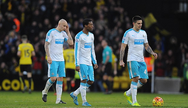 Georginio Wijnaldum kon zaterdag het verschil niet maken voor Newcastle United. Op de foto treurt de Nederlander met zijn ploeggenoten Jonjo Shelvey (links) en Aleksandar Mitrovic (rechts).