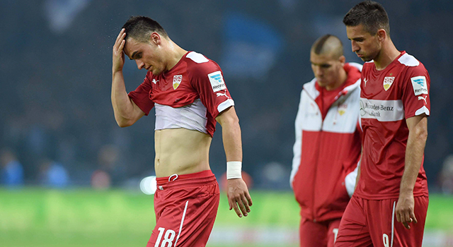 Filip Kostic en Vedad Ibisevic druipen teleurgesteld af na de 3-2 nederlaag op 3 oktober tegen Hertha BSC.