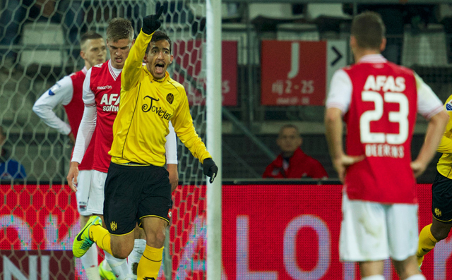 AZ is een slachtoffer van de Enschedese dadendrang na het gelijkspel tegen Roda JC Kerkrade (2-2), al is trainer Dick Advocaat allerminst ontevreden over het resultaat na de meer en minder twijfelachtige rode kaarten voor Nick Viergever en Nemanja Gudelj.