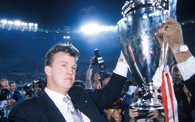 Louis van Gaal begint zijn carrière als hoofdtrainer in 1991 bij Ajax. In het seizoen 1994/95 schrijft hij historie door met de Amsterdammers de Champions League te winnen. Later dat jaar kronen Ajax en Van Gaal zich zelfs tot beste ter wereld door de Wereldbeker voor Clubteams in huis te halen. In zijn eerste periode bij Ajax pakt Van Gaal bovendien de UEFA Cup, drie keer de landstitel, eenmaal de beker en drie keer de Super Cup.