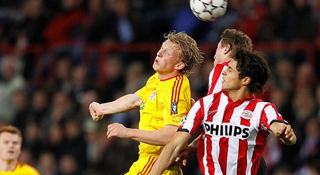 Dirk Kuijt vecht een luchtduel uit met Jan Kromkamp en Manuel da Costa in de kwartfinale van de Champions League tussen PSV en Liverpool, dat uit met 3-0 won en thuis met 1-0.