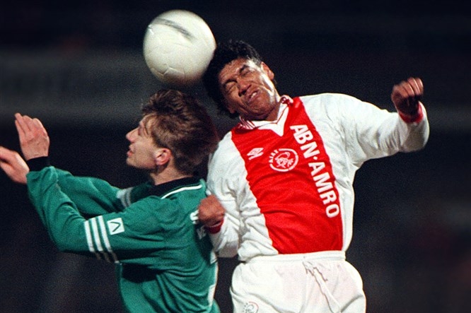 De Braziliaanse wereldkampioen (1994) Márcio Santos wint in 1996 een kopduel van Bernard Schuiteman in De Klassieker namens Ajax.