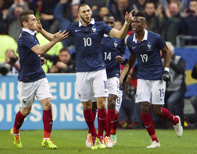 Karim Benzema viert de openingstreffer met zijn teamgenoten Mathieu Debuchy, Blaise Matuidi en Paul Pogba (uiterst rechts). Met een fraai schot opent hij de score in Stade de France. Benzema tekent zijn negentiende interlanddoelpunt voor Frankrijk aan.