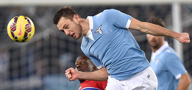 Stefan de Vrij wint een kopduel van Sampdoria-spits Stefano Okaka.