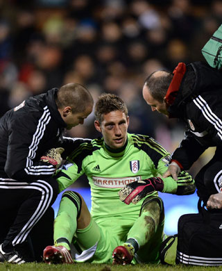 Maarten Stekelenburg moet gehavend het veld verlaten.