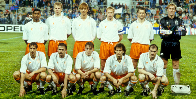 Het Oranje dat in 1992 begon met een 2-0 nederlaag in Portugal, met de huidige assistent Danny Blind hurkend tweede van rechts