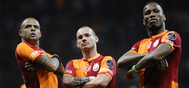 Felipe Melo, Wesley Sneijder en Didier Drogba vieren de 6-0 overwinning op Bursaspor in stijl.