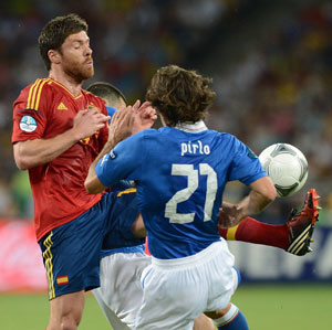 Xabi Alonso en Andrea Pirlo in duel tijdens de finale van het EK in 2012. Spanje won de Europese titel na de 4-0 zege.
