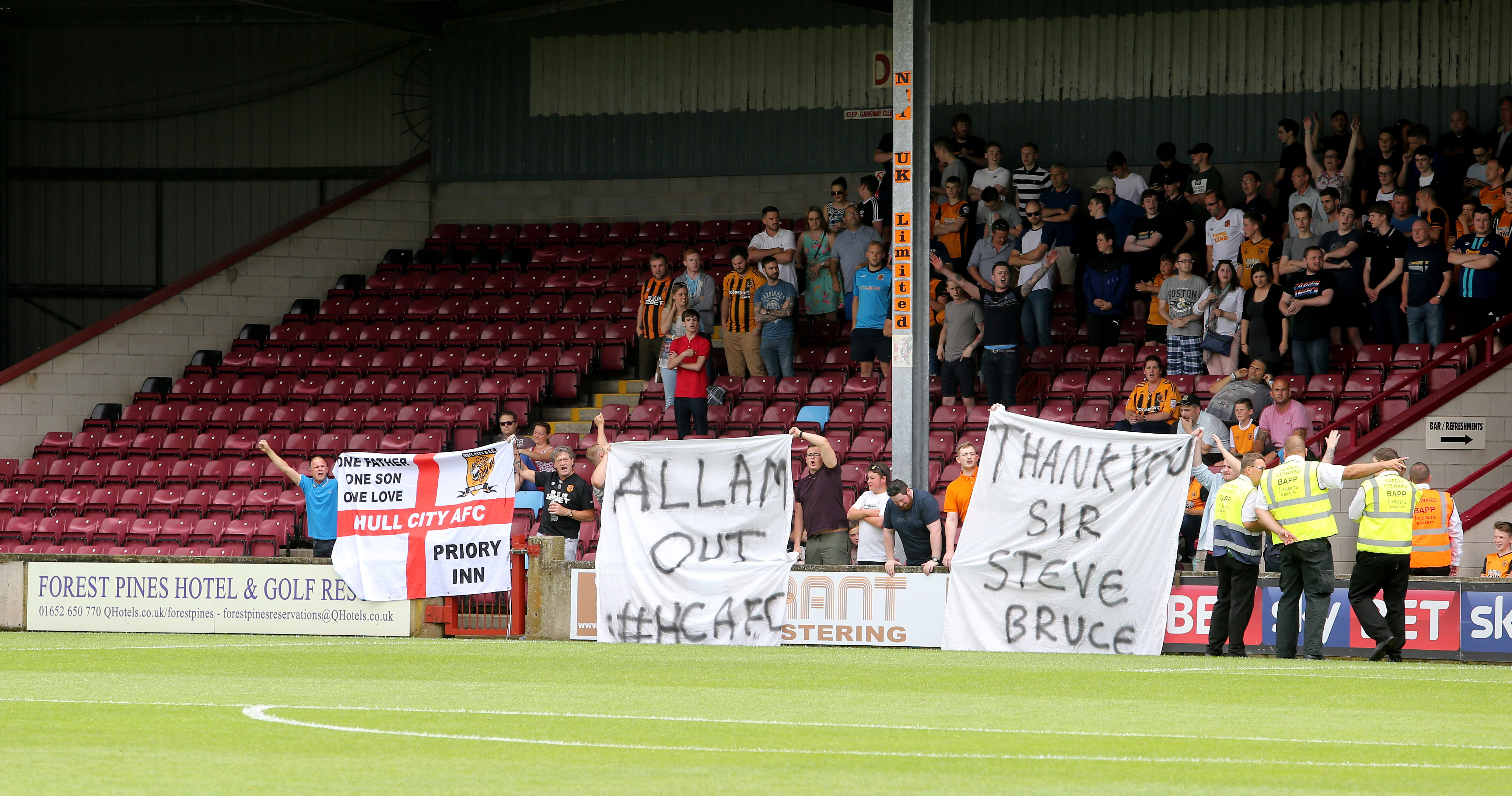 Tijdens de uitwedstrijd tegen Scunthorpe United tonen de Hull-supporters hun onvrede.