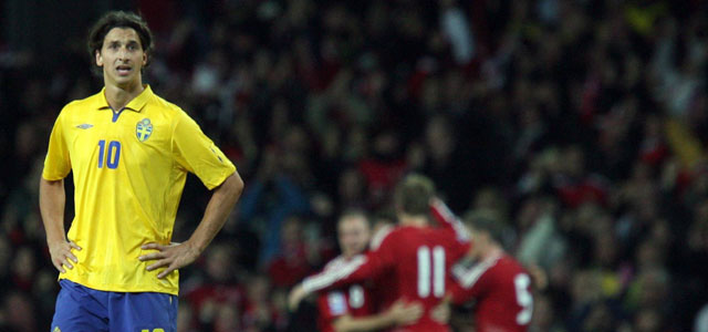 Vertwijfeling maakt zich meester van Zlatan Ibrahimovic tijdens de fatale 1-0 nederlaag tegen Denemarken.