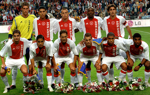 De basisopstelling van Ajax voor het duel met Boca Juniors op 31 juli 2005 met gehurkt van rechts naar links: Ryan Babel, Nigel de Jong en Wesley Sneijder.