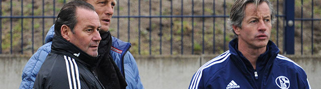 In november 2012 was Jens Keller (rechts) als jeugdtrainer van Schalke toeschouwer bij een training van Huub Stevens (links).
