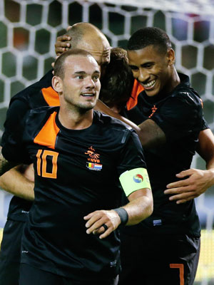 Waar Wesley Sneijder door blessureleed ontbreekt, maakt Luciano Narsingh (rechts) na ruim een jaar afwezigheid weer zijn rentree.