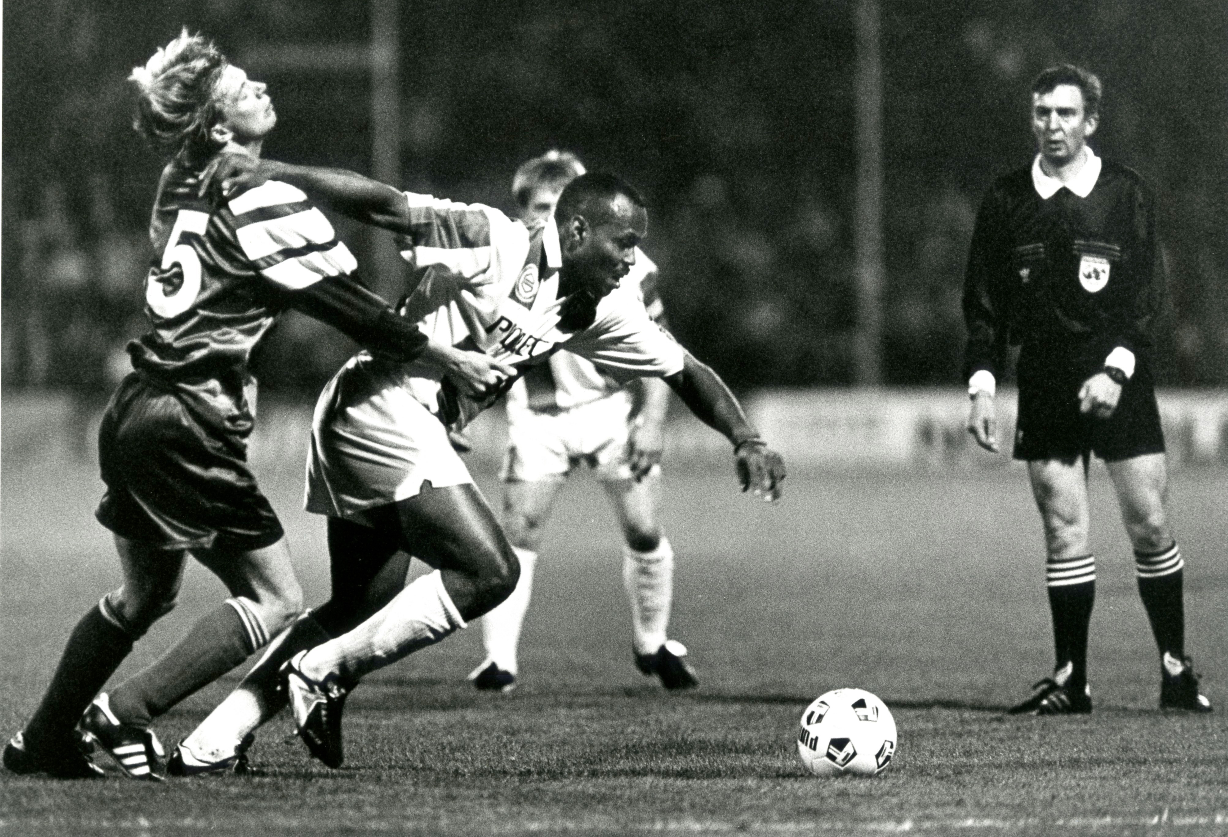 Aanvaller Hennie Meijer houdt in 1992 een speler van Vác FC van zich af. De Hongaren verzekerden zich door een 1-1 gelijkspel van de volgende ronde.