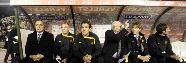 Dick Advocaat, Bert van Lingen en Marc Wilmots (alledrie links op de foto) op de bank van de Belgische nationale ploeg tijdens het bewind van Advocaat.