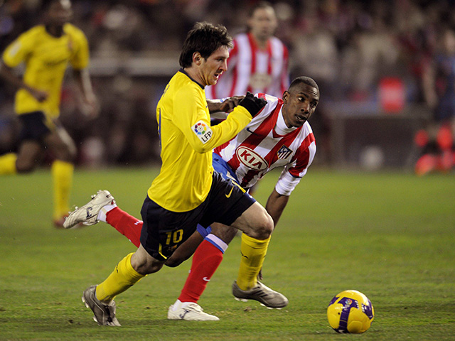 Messi in actie tegen Atlético Madrid, de club waartegen hij al 24 keer scoorde in 27 officiële duels. In dit bekerduel in Madrid van 6 januari 2009 loodst de Argentijn zijn ploeg met drie goals naar een indrukwekkende 3-1 overwinning. De eerste hattrick van Messi in een uitwedstrijd oogst lof bij de toeschouwers in Estadio Vicente Calderón, die massaal de handen op elkaar brengen voor het optreden van de rappe Argentijn.