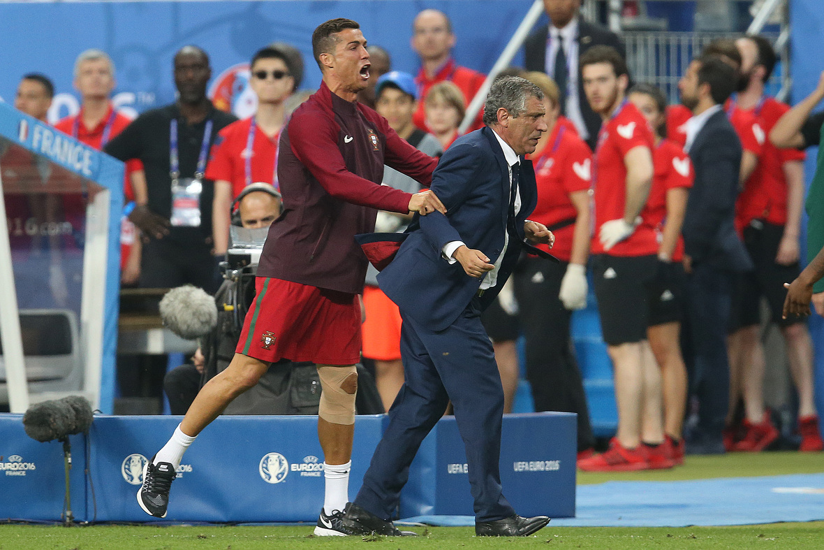 Met Ronaldo als bevlogen &#039;assisent-coach&#039; hield Portugal stand.