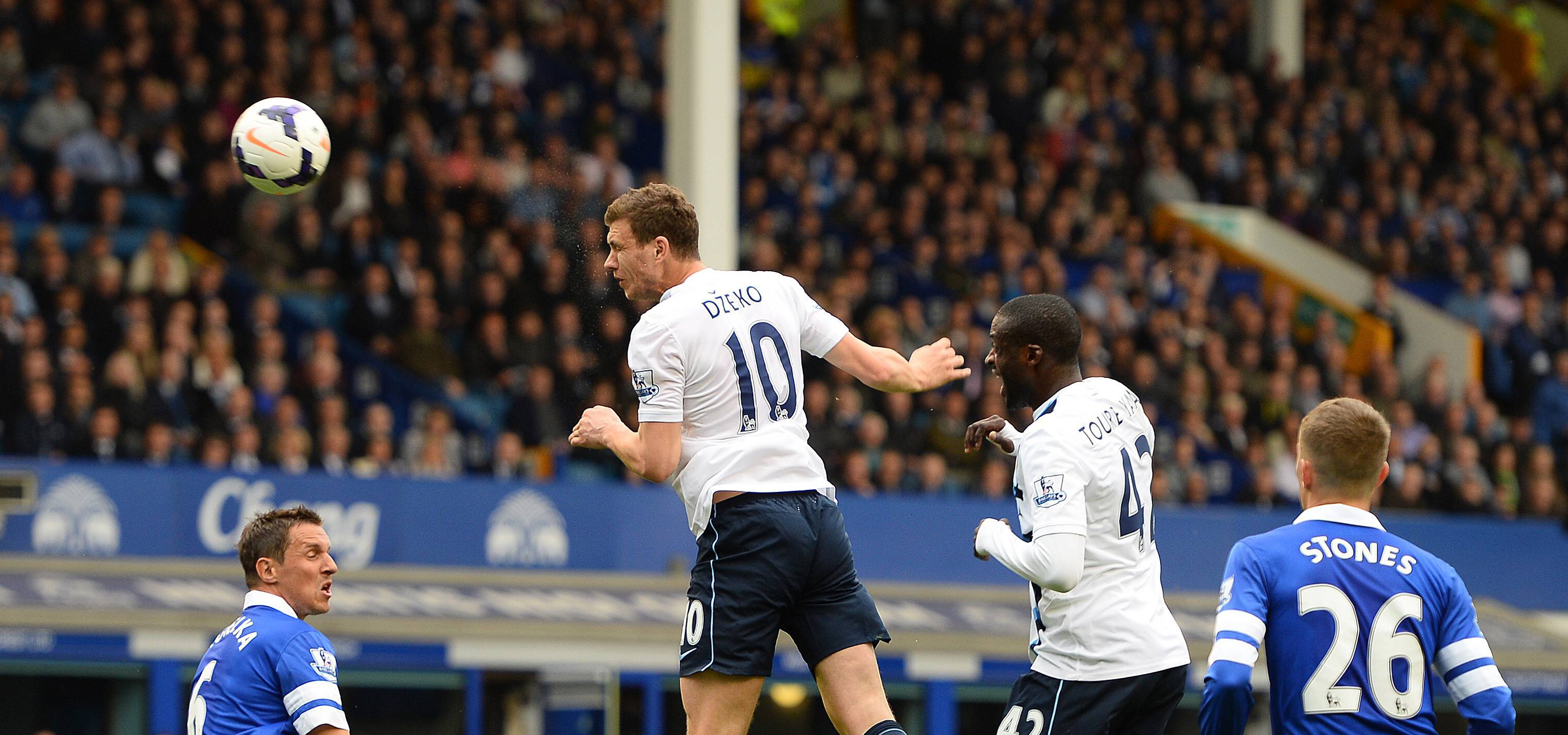 City neemt zijn laatste lastige horde. Bij Everton wint de formatie van Manuel Pellegrini met 2-3, door onder meer twee goals van Edin Dzeko, die hier zijn eerste tegen de touwen kopt.