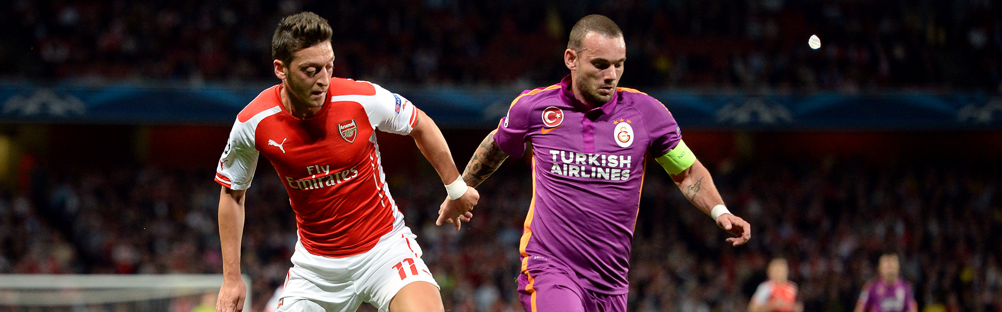 Ook Galatasaray-aanvoerder Wesley Sneijder (rechts, in duel met Mesüt Özil) kon het tij niet keren voor zijn Turkse werkgever.