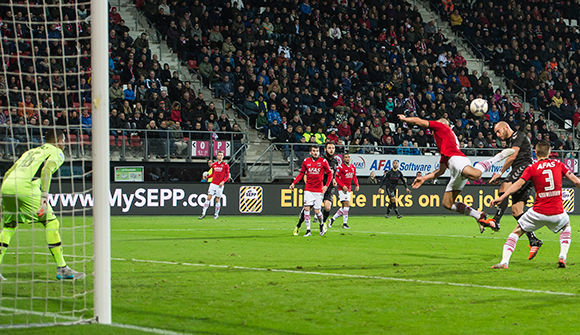 De ene rentree is de andere niet. Ruud Boymans (FC Utrecht) klopt Ron Vlaar (AZ) in de lucht en wakkert met zijn goal het vuurtje aan voor een heftige slotfase in Alkmaar. Het spektakelstuk eindigt in 2-2.
