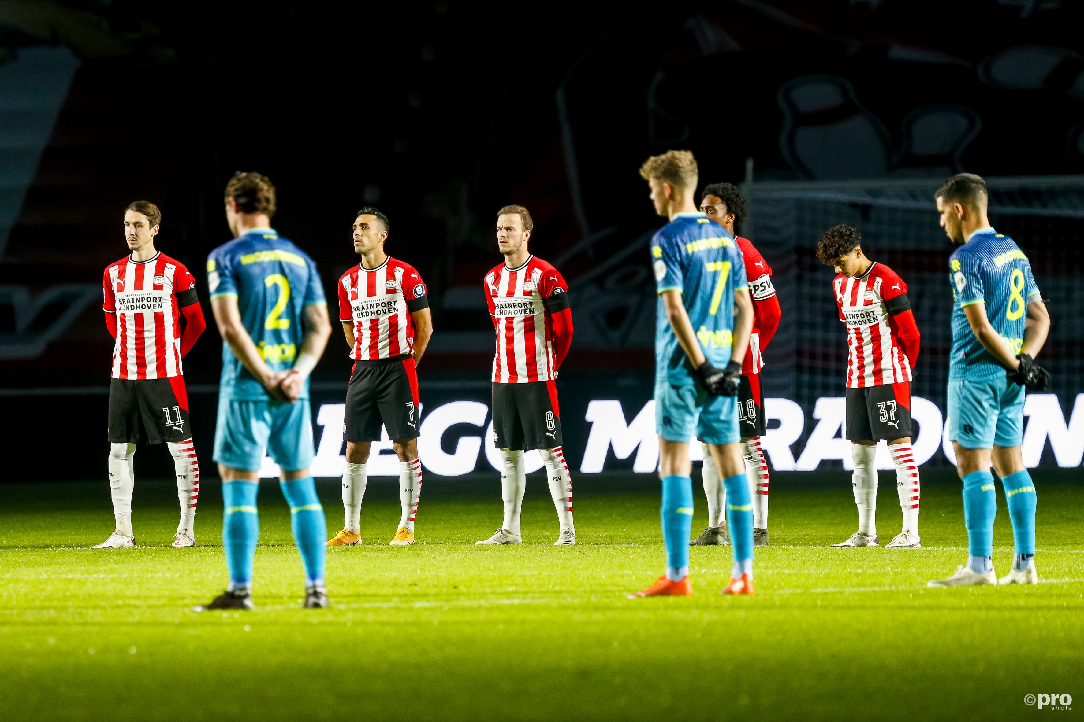 Een minuut stilte en rouwbanden bij PSV - Sparta, voor de overleden Pim Doesburg.