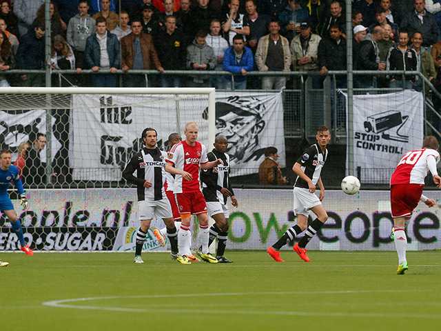 Ajax pakt in de voorlaatste speelronde de landstitel. Lasse Schöne neemt het Amsterdamse doelpunt op bezoek bij Heracles Almelo (1-1) voor zijn rekening met een enorme knal. Verrassend of niet, een gelijkspel leidt tot het vierde kampioenschap op rij voor Ajax en trainer Frank de Boer.