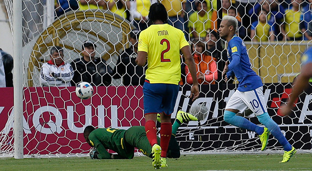 Neymar stuurde Brazilië op weg naar de 3-0 zege tegen Ecuador vanaf de stip. De vijfvoudig wereldkampioen staat nog altijd vijfde in de WK-kwalificatiereeks, maar het gat met koploper Argentinië bedraagt slechts twee punten.