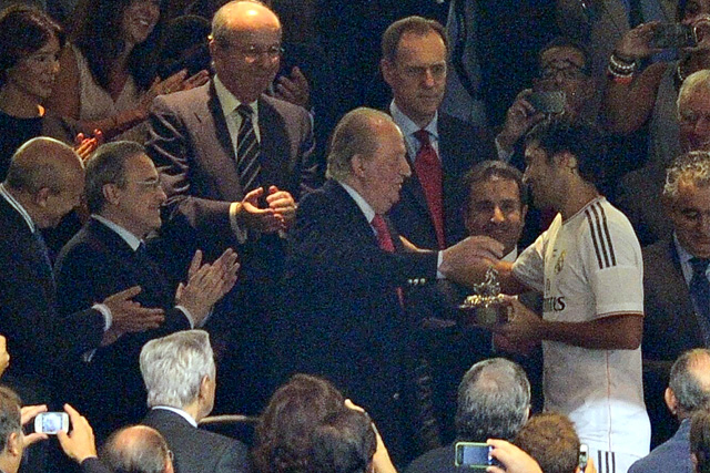Voor de wedstrijd begint wordt Raúl begroet door de koning van Spanje, Juan Carlos I.