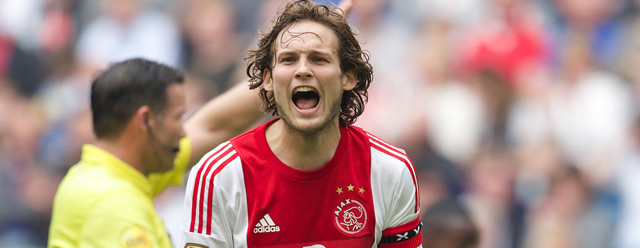 Uit bij Twente begon Daley Blind voor het eerst op het middenveld. Hier schreeuwt hij het uit na de 3-0 thuiszege op de Tukkers.