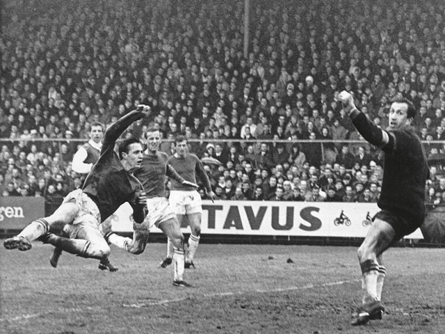 Johan Cruijff trad in de jaren zestig op de voorgrond met zijn spel en zijn treffers. In het KNVB-bekerduel met Feyenoord ondervond Eddy Pieters Graafland aan den lijve welk talent Ajax in de ranke spits had. 