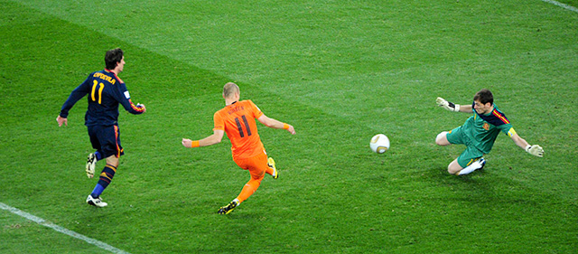 Beeld uit de Wk-finale Nederland-Spanje van 2010: Robben en de teen van Casillas.
