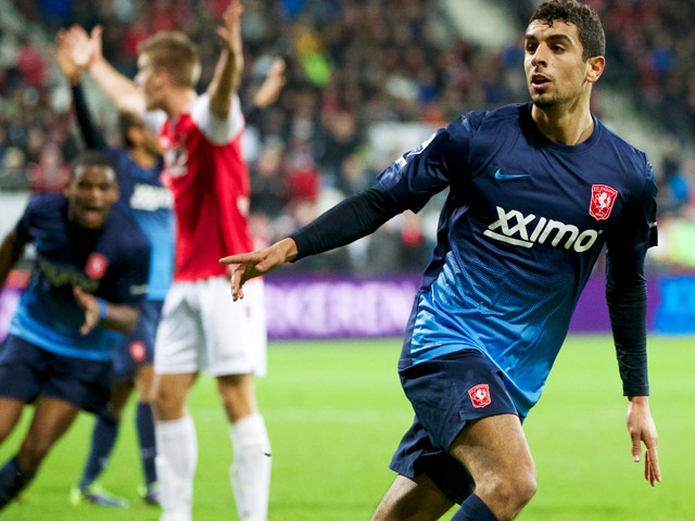 Youness Mokhtar is goud waard voor FC Twente. Met zijn tweede doelpunt bezorgt hij de Tukkers op bezoek bij AZ een 1-2 zege. Daardoor blijft Twente deel uitmaken van de Eredivisie-kopgroep.