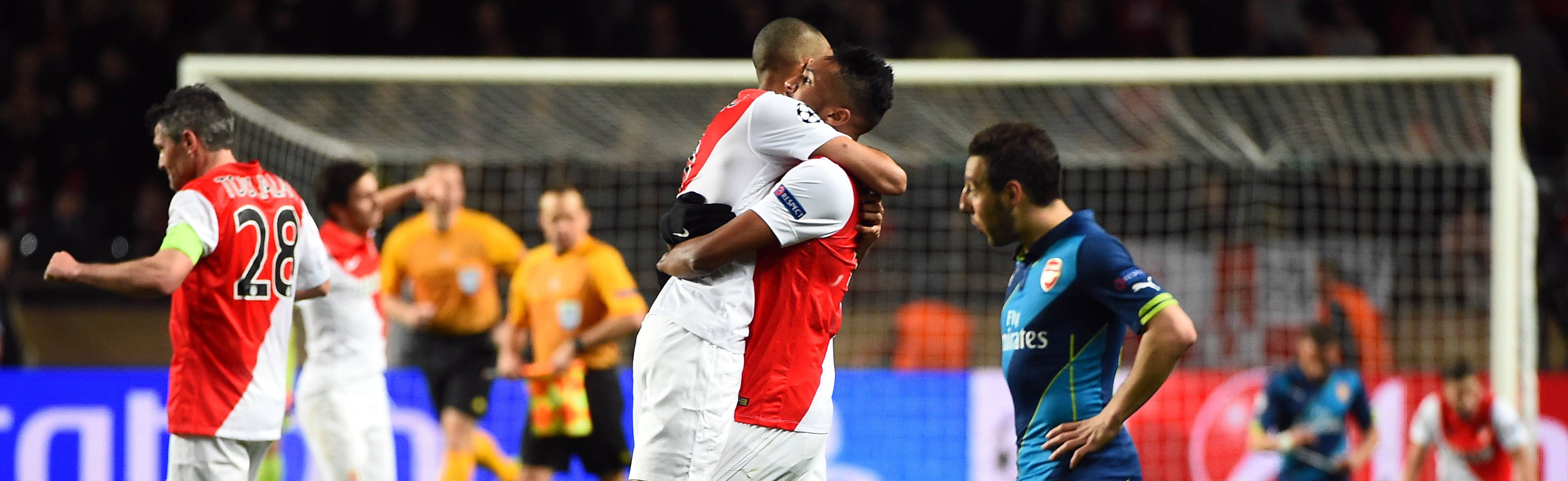 Op de voorgrond treurt Santi Cazorla na de uitschakeling van Arsenal tegen AS Monaco.