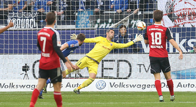 Klaas-Jan Huntelaar kreeg de bal zaterdag niet langs Ingolstadt-doelman Ramazan Özcan.