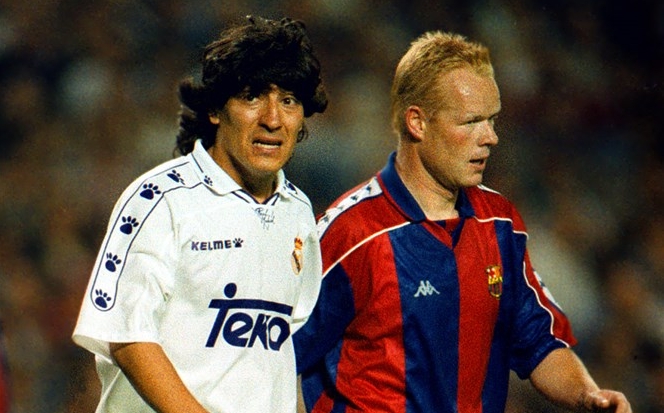 Iván Zamorano tijdens het seizoen 1994/95 in het shirt van Real Madrid naast zijn bewaker Ronald Koeman.