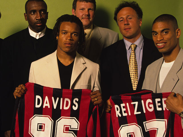 Michael Reiziger maakte samen met Edgar Davids in 1996 de overstap naar AC Milan. Hier poseert hij samen met zijn teamgenoot en de nodige belangenbehartigers met het tricot van de Milanese grootmacht.