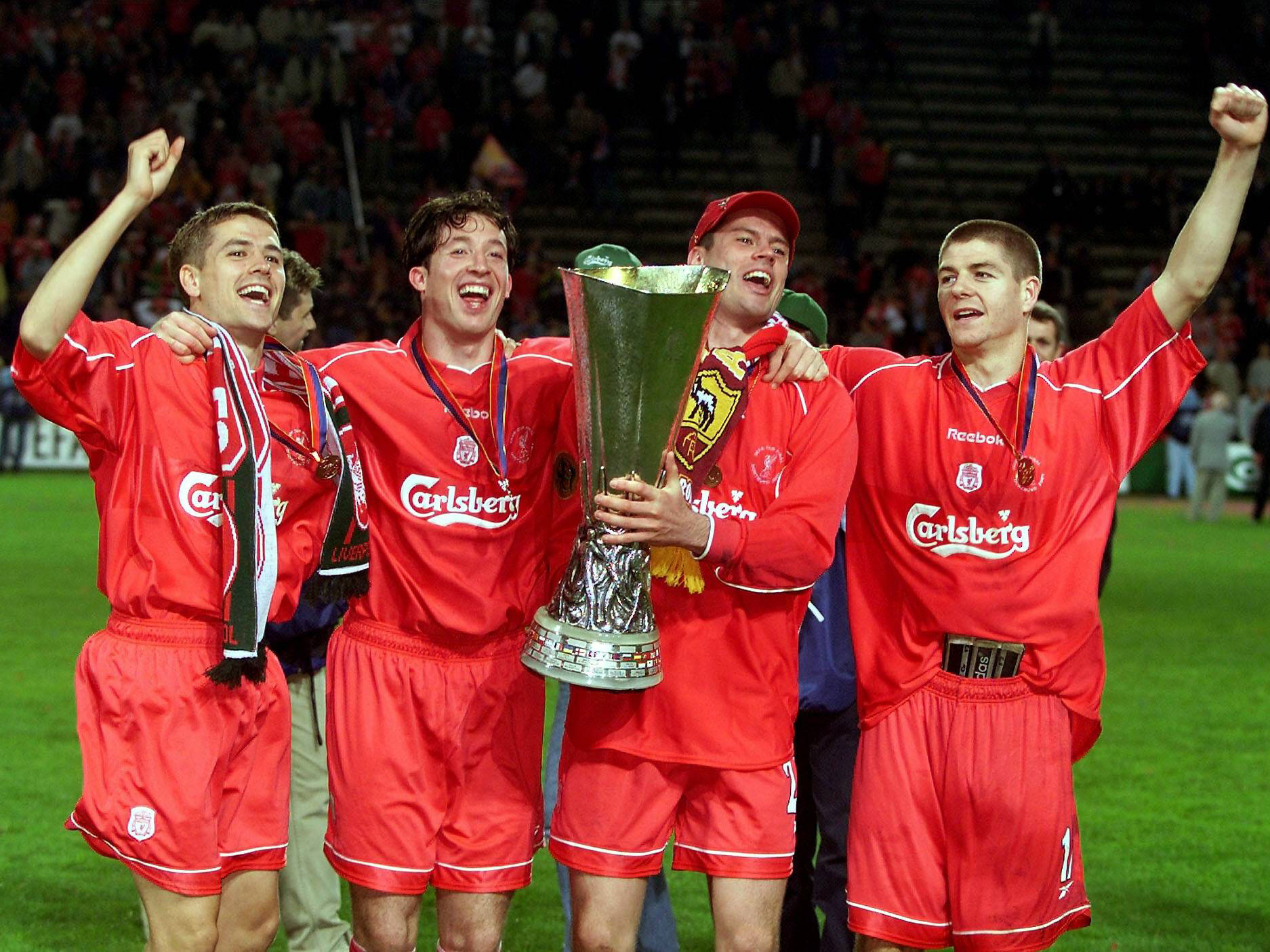 Het seizoen 2000/01 is erg succesvol voor Liverpool. De ploeg legt beslag op de FA Cup, League Cup en de UEFA Cup. Op 16 mei 2001 wint Liverpool in Dortmund de UEFA Cup door Deportivo Alavés na verlenging te verslaan met 5-4. Gerrard scoort één keer en viert feest met maatjes Michael Owen, Robbie Fowler en Jamie Carragher.