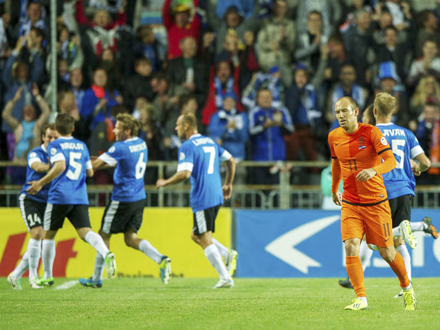 Na achttien minuten spelen gaat het mis voor Oranje. Kersverse vader Konstantin Vassiljev zet Estland met een mooi schot op gelijke hoogte. Robben baalt op de voorgrond.