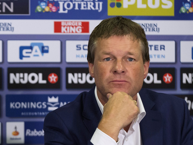 Erwin Koeman hekelt dit weekend het commentaar dat AZ-trainer Gertjan Verbeek als analyticus levert tijdens de wedstrijd Heracles Almelo-PSV (1-1). De Brabanders zijn niet fit genoeg volgens de oud-coach van de Heraclieden. Ongepast, zo meent Koeman. Een dag na het commentaar verliest Verbeek met 2-0 bij FC Utrecht.