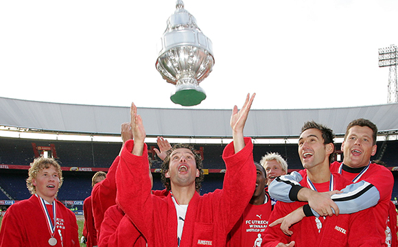 Huidig assistent-trainer Jean-Paul de Jong met de KNVB-beker na de gewonnen finale tegen FC Twente in 2004.