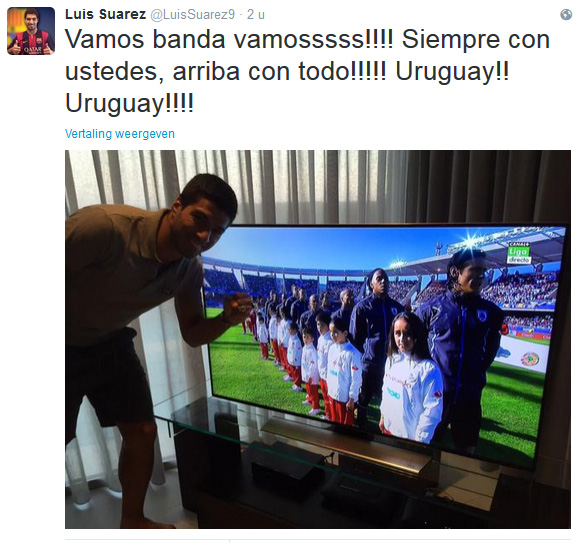 De vanwege het bijtincident tijdens het WK nog altijd geschorste Luis Suarez leeft vanuit huis mee met Uruguay, zo toonde hij op Twitter. 