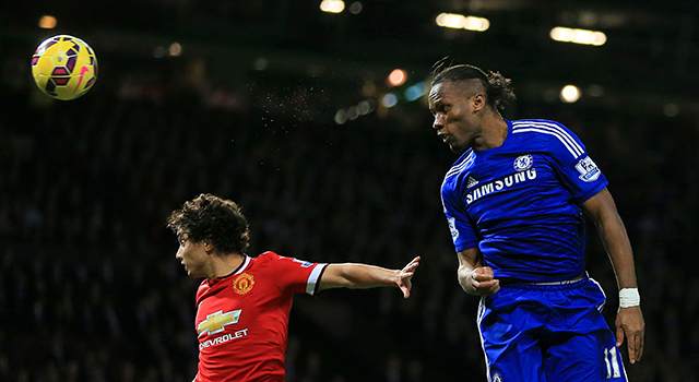 Didier Drogba torent hoog boven Rafael uit en brengt Chelsea op voorsprong bij Manchester United. Lange tijd leek het ook de winnende treffer te zijn, tot de vierde minuut van de blessuretijd.