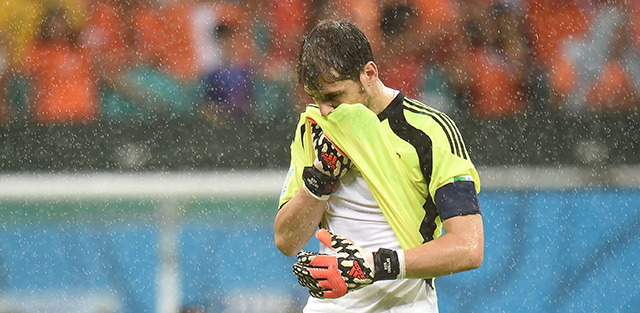 Iker Casillas treurt na de zeperd tegen Nederland.