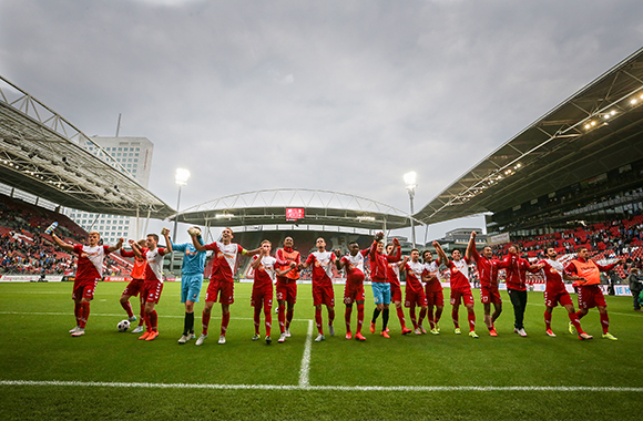 In De Galgenwaard gaat men op dezelfde voet verder als voor de interlandperiode. Toen boekte FC Utrecht tegen FC Groningen de eerste overwinning van het seizoen (2-0), en zondag werd Vitesse met 2-1 verslagen. Het opvallendste feit van de middag was dat clubtopscorer Sébastien Haller niet tot scoren kwam.